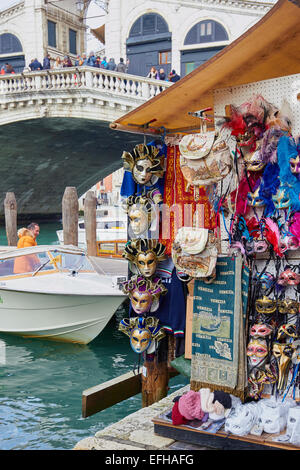 Maschere per la vendita in stallo di souvenir nei pressi del Ponte di Rialto Venezia Veneto Italia Europa Foto Stock