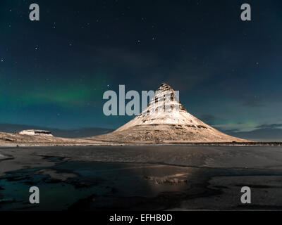 Islandese RAFFIGURANTE SCENA Kirkjufell e le stelle dell'emisfero settentrionale di notte. Kirkjufellsa, Grundarfjordur, Islanda. Foto Stock