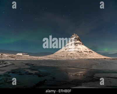 Islandese RAFFIGURANTE SCENA Kirkjufell e le stelle dell'emisfero settentrionale di notte. Kirkjufellsa, Grundarfjordur, Islanda. Foto Stock