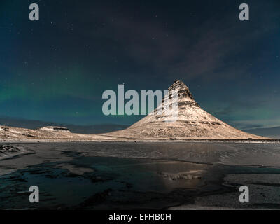 Islandese RAFFIGURANTE SCENA Kirkjufell e le stelle dell'emisfero settentrionale di notte. Kirkjufellsa, Grundarfjordur, Islanda. Foto Stock