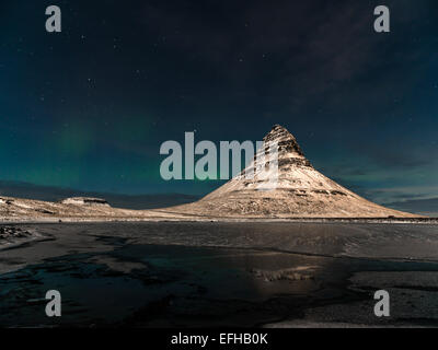 Islandese RAFFIGURANTE SCENA Kirkjufell e le stelle dell'emisfero settentrionale di notte. Kirkjufellsa, Grundarfjordur, Islanda. Foto Stock