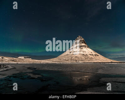 Islandese RAFFIGURANTE SCENA Kirkjufell e le stelle dell'emisfero settentrionale di notte. Kirkjufellsa, Grundarfjordur, Islanda. Foto Stock