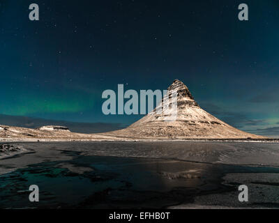 Islandese RAFFIGURANTE SCENA Kirkjufell e le stelle dell'emisfero settentrionale di notte. Kirkjufellsa, Grundarfjordur, Islanda. Foto Stock