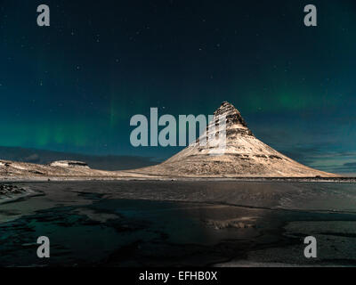 Islandese RAFFIGURANTE SCENA Kirkjufell e le stelle dell'emisfero settentrionale di notte. Kirkjufellsa, Grundarfjordur, Islanda. Foto Stock