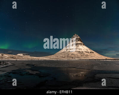 Islandese RAFFIGURANTE SCENA Kirkjufell e le stelle dell'emisfero settentrionale di notte. Kirkjufellsa, Grundarfjordur, Islanda. Foto Stock