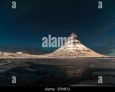 Islandese RAFFIGURANTE SCENA Kirkjufell e le stelle dell'emisfero settentrionale di notte. Kirkjufellsa, Grundarfjordur, Islanda. Foto Stock