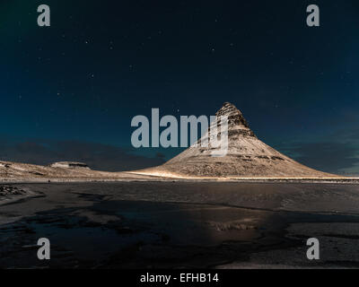 Islandese RAFFIGURANTE SCENA Kirkjufell e le stelle dell'emisfero settentrionale di notte. Kirkjufellsa, Grundarfjordur, Islanda. Foto Stock