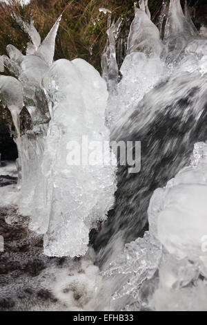 Regno Unito, Peak District, la formazione di ghiaccio lungo il fiume. Foto Stock