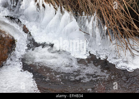 Regno Unito, Peak District, la formazione di ghiaccio lungo il fiume. Foto Stock