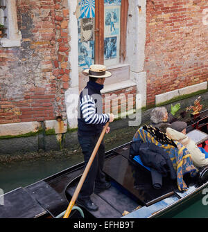 Coppia di anziani sul giro in gondola Venezia Veneto Italia Europa Foto Stock