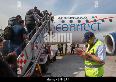 Città del Messico - i passeggeri a bordo di un AeroMexico Connect aereo all'aeroporto di Città del Messico per un volo a Oaxaca. Foto Stock