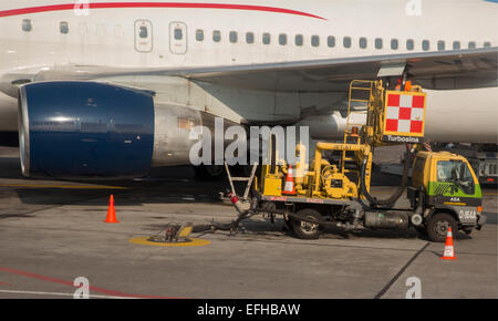 Città del Messico - Lavoratori di fare rifornimento di carburante un AeroMexico jet di Benito Juarez Aeroporto Internazionale. Foto Stock