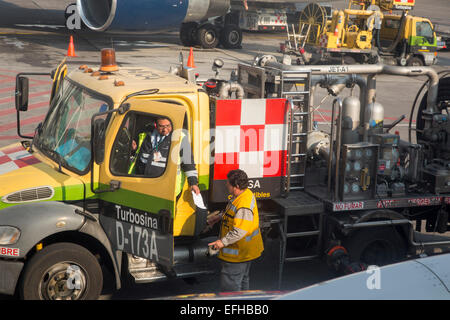 Città del Messico - Lavoratori di fare rifornimento di carburante un AeroMexico jet di Benito Juarez Aeroporto Internazionale. Foto Stock
