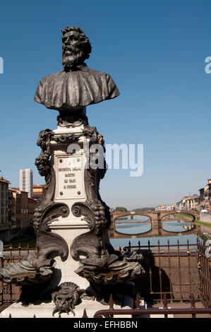 L'Italia, Toscana, Firenze, il fiume Arno, Ponte Vecchio, Benvenuto Cellini statua, Raffaele Romanelli artista Foto Stock