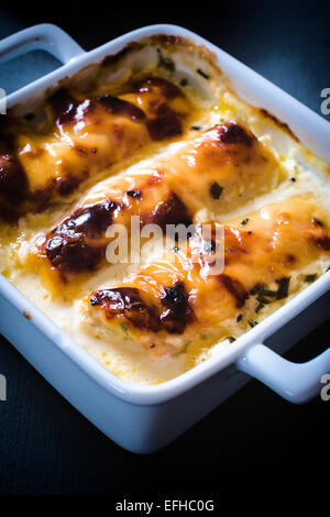 Mini involtini di pollo ripieni di formaggio e prosciutto,fuoco selettivo Foto Stock