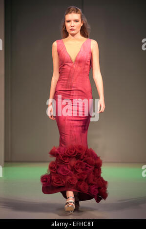 Modello di moda indossando un design da un cuore di Worcestershire College studente laureato Foto Stock