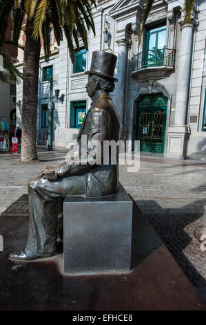 Una statua di bronzo di Hans Christian Andersen, un autore danese, in Malaga, Spagna. Foto Stock