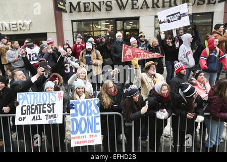 Boston, Massachusetts, USA. 4 febbraio, 2015. Decine di migliaia di New England Patriots tifosi lungo le strade di Boston, Massachusetts per tenere un rally di laminazione e celebrare le squadre la vittoria contro il Seattle Seahawks nel Super Bowl XLIX Domenica a Glendale in Arizona. Credito: Nicolaus Czarnecki/ZUMA filo/Alamy Live News Foto Stock