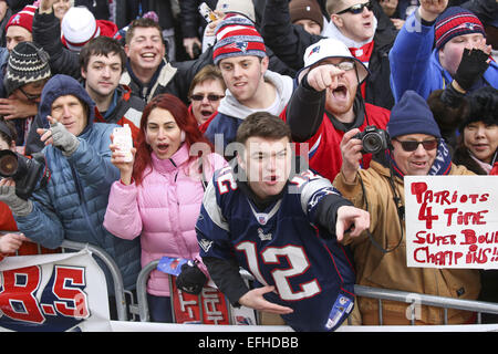 Boston, Massachusetts, USA. 4 febbraio, 2015. Decine di migliaia di New England Patriots tifosi lungo le strade di Boston, Massachusetts per tenere un rally di laminazione e celebrare le squadre la vittoria contro il Seattle Seahawks nel Super Bowl XLIX Domenica a Glendale in Arizona. Credito: Nicolaus Czarnecki/ZUMA filo/Alamy Live News Foto Stock