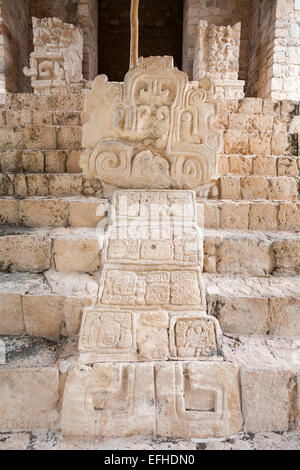 Testa di serpente carving. Decorazioni scolpite in fondo alle scale dell'acropoli sul lato occidentale Foto Stock