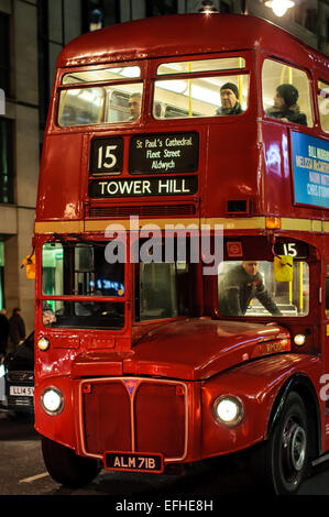 Immagine notturna del vecchio double decker bus in London street. Foto Stock