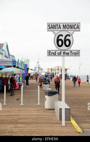 Segno indicante Santa Monica come capolinea di Route 66, Santa Monica Pier, Santa Monica, California, Stati Uniti d'America Foto Stock