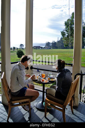 Coppia ad avere il pranzo sul portico di Murray Circle ristorante a Fort Baker in Sausalito Foto Stock