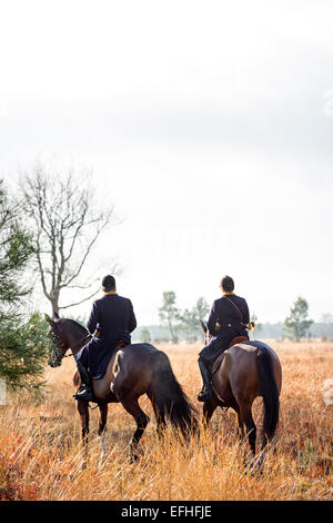 Una coppia di piloti del Cavallino di prendere parte a un cervo caccia con segugi, nella regione delle Landes (Francia). Foto Stock