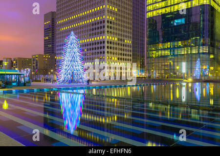 Albero di Natale tra i grattacieli di Parigi, Francia. Foto Stock