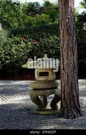 Lanterna di pietra a Hiraniwa giardino piatta in corrispondenza di Morikami Giardini Giapponesi, Delray Beach, Palm Beach County, Florida Foto Stock