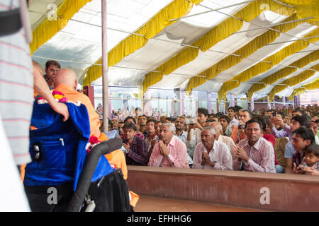AHMEDABAD, Gujarat/India - 3 Marzo domenica 2013 : Pramukh Swami Maharaj proviene in pubblico per soddisfare i devoti di Swami Narayan nel tempio shahibaug, in Ahmedabad, India. Foto Stock