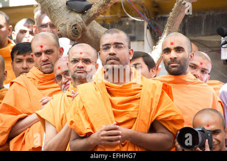 AHMEDABAD, Gujarat/India - 3 Marzo domenica 2013 : Pramukh Swami Maharaj proviene in pubblico per soddisfare i devoti di Swami Narayan nel tempio shahibaug, in Ahmedabad, India. Foto Stock