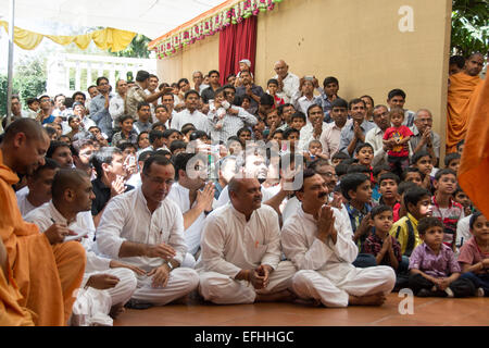 AHMEDABAD, Gujarat/India - 3 Marzo domenica 2013 : Pramukh Swami Maharaj proviene in pubblico per soddisfare i devoti di Swami Narayan nel tempio shahibaug, in Ahmedabad, India. Foto Stock