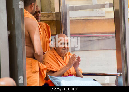 AHMEDABAD, Gujarat/India - 3 Marzo domenica 2013 : Pramukh Swami Maharaj proviene in pubblico per soddisfare i devoti di Swami Narayan nel tempio shahibaug, in Ahmedabad, India. Foto Stock