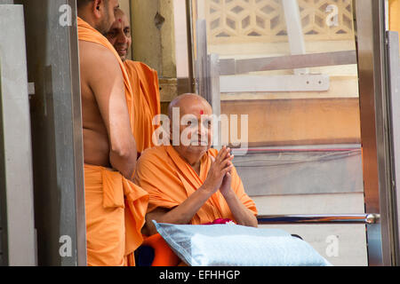 AHMEDABAD, Gujarat/India - 3 Marzo domenica 2013 : Pramukh Swami Maharaj proviene in pubblico per soddisfare i devoti di Swami Narayan nel tempio shahibaug, in Ahmedabad, India. Foto Stock