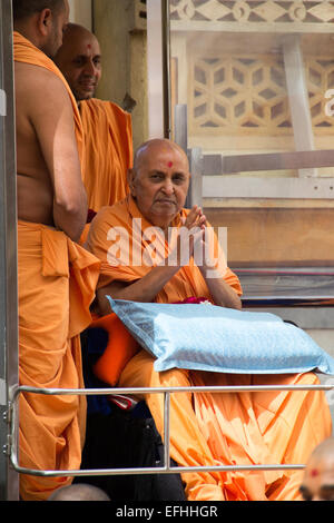 AHMEDABAD, Gujarat/India - 3 Marzo domenica 2013 : Pramukh Swami Maharaj proviene in pubblico per soddisfare i devoti di Swami Narayan nel tempio shahibaug, in Ahmedabad, India. Foto Stock