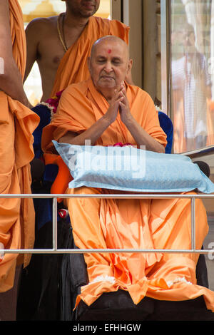 AHMEDABAD, Gujarat/India - 3 Marzo domenica 2013 : Pramukh Swami Maharaj proviene in pubblico per soddisfare i devoti di Swami Narayan nel tempio shahibaug, in Ahmedabad, India. Foto Stock