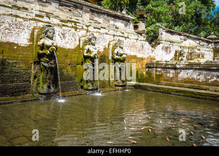 Fontana con statue femminili in Bali Indonesia Foto Stock