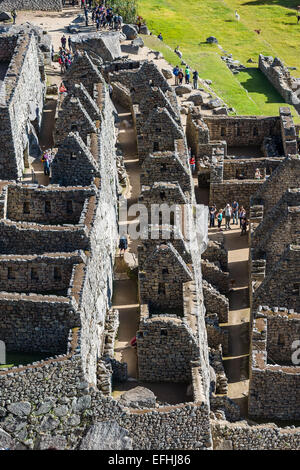 Machu Picchu, Perù - Luglio 17, 2013: persone turista che visita il palazzo della principessa Machu Picchu, rovine Incas nelle Ande peruviane a Cuzco Perù Foto Stock