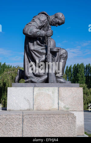 Statua del soldato inginocchiato del Memoriale di guerra sovietico, parco Treptower, Berlino, Germania, Europa. Foto Stock