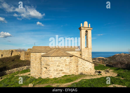 Edifici in rovina e la restaurata chiesa del villaggio abbandonato di Occi vicino a Lumio nella regione della Balagne in Corsica Foto Stock