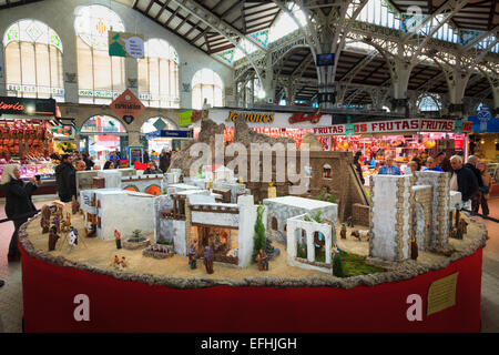 Tradizionale presepe natalizio display nel mercato centrale di Valencia Foto Stock