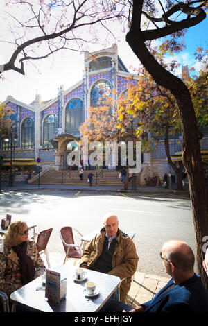 La gente in una strada caffetteria di fronte all'ingresso est a Valencia il Mercato Centrale Foto Stock