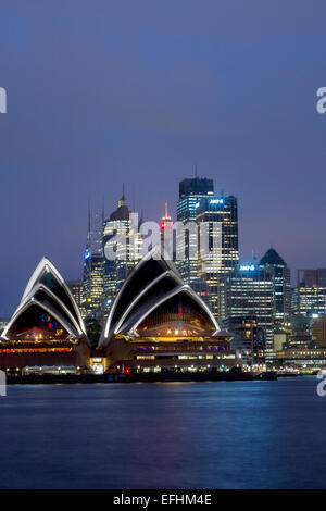 Sydney Opera House e il CBD skyline al Distretto Centrale degli Affari di notte da Kirribilli NSW Sydney Australia Foto Stock