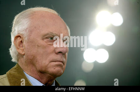 (FILE) - Un archivio foto, datata 22 ottobre 2007 mostra tardo soccer coach leggenda Udo Lattek durante una Bundesliga 2° Divisione partita di calcio tra Moenchengladbach e 1FC Koeln in Moenchengladbach, Germania. Foto: Rolf Vennenbernd/dpa Foto Stock