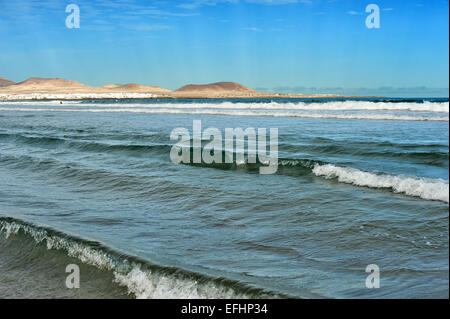 Costa della spiaggia di Famara, Lanzarote, Isole Canarie, Spagna Foto Stock