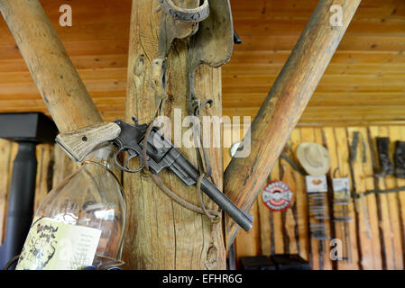 Pistola da cowboy in un wild west bar Foto Stock