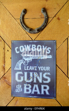 Segno di cowboy, lasciare le pistole al Bar, Wild West Foto Stock