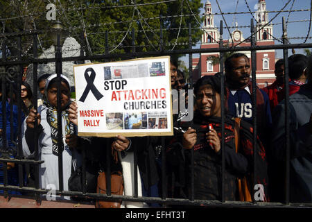 New Delhi, India. 5 febbraio, 2015. I cristiani indiani protestano contro i recenti attentati contro le chiese cristiane al di fuori del Sacro Cuore chiesa cattedrale in New Delhi, India, Febbraio 5, 2015. In India i cristiani di minoranza di giovedì ha tenuto una protesta per i recenti attacchi contro chiese nella capitale, ma sono stati arrestati dalla polizia per trattenere la dimostrazione senza permesso. Credito: Partha Sarkar/Xinhua/Alamy Live News Foto Stock