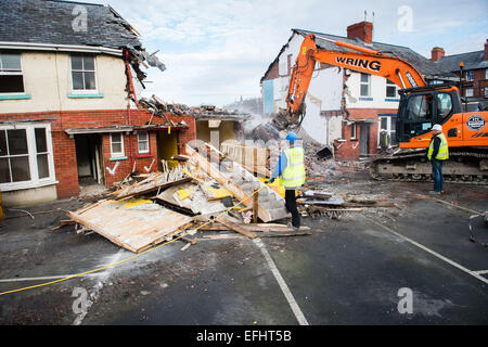 Aberystwyth, Wales, Regno Unito. 5 febbraio, 2015. Gli equipaggi di demolizione di continuare i lavori di spianatura del case a schiera in Gianfranco Road Aberystwyth per fare la strada per un nuovo supermercato Tesco e il ramo di Marks & Spencer. Credito: keith morris/Alamy Live News Foto Stock